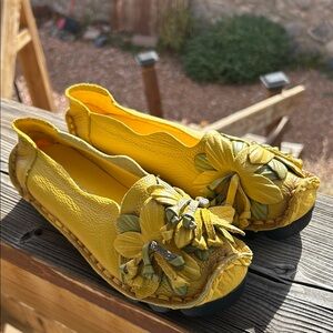 Socofy Women’s Leather Flex Slip On Floral Shoes size 8 - Yellow and Green